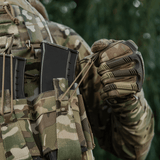 M-Tac Frontpanel til Plate Carrier Cuirass QRS til 4 Magasiner i brug, der demonstrerer hurtig omladning og holdbarhed