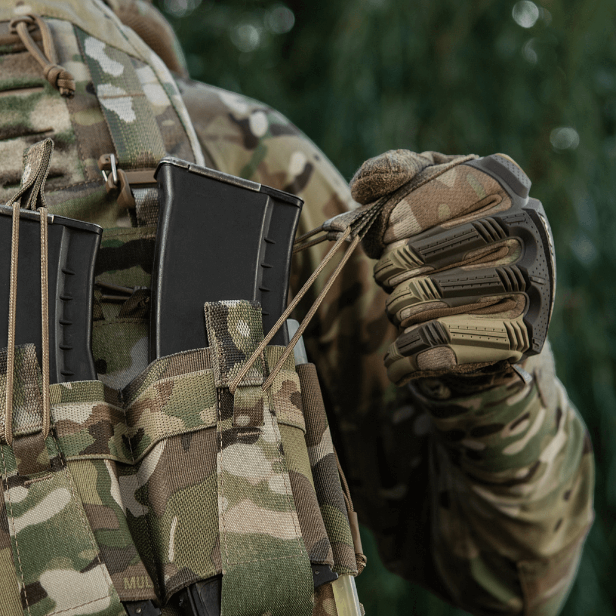M-Tac Frontpanel til Plate Carrier Cuirass QRS til 4 Magasiner i brug, der demonstrerer hurtig omladning og holdbarhed