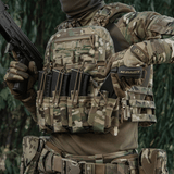 Taktisk M-Tac Frontpanel til Plate Carrier Cuirass QRS til 4 Magasiner monteret på soldat med kamuflagegear.