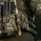 M-Tac Frontpanel til Plate Carrier Cuirass QRS til 4 Magasiner i brug med camouflage design, holder magasiner sikkerhed fastspændt.