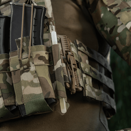 M-Tac Frontpanel til Plate Carrier Cuirass QRS til 4 Magasiner i brug med camouflage design, holder magasiner sikkerhed fastspændt.