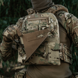 M-Tac Frontpanel til Plate Carrier Cuirass QRS til 4 Magasiner i brug, viser elastiske magasinlommer og robust materiale.