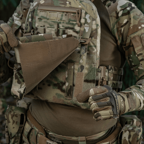 Taktisk udstyr viser M-Tac Frontpanel til Plate Carrier Cuirass QRS til 4 Magasiner, for nem omladning og magasinkapacitet.