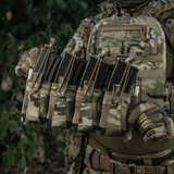 M-Tac Frontpanel til Plate Carrier Cuirass QRS til 4 Magasiner i aktion med camouflage design og robust materiale.