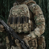M-Tac Frontpanel til Plate Carrier Cuirass QRS til 4 Magasiner i brug af soldat med camouflageuniform