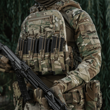 M-Tac Frontpanel til Plate Carrier Cuirass QRS til 4 Magasiner i brug af soldat med camouflageuniform