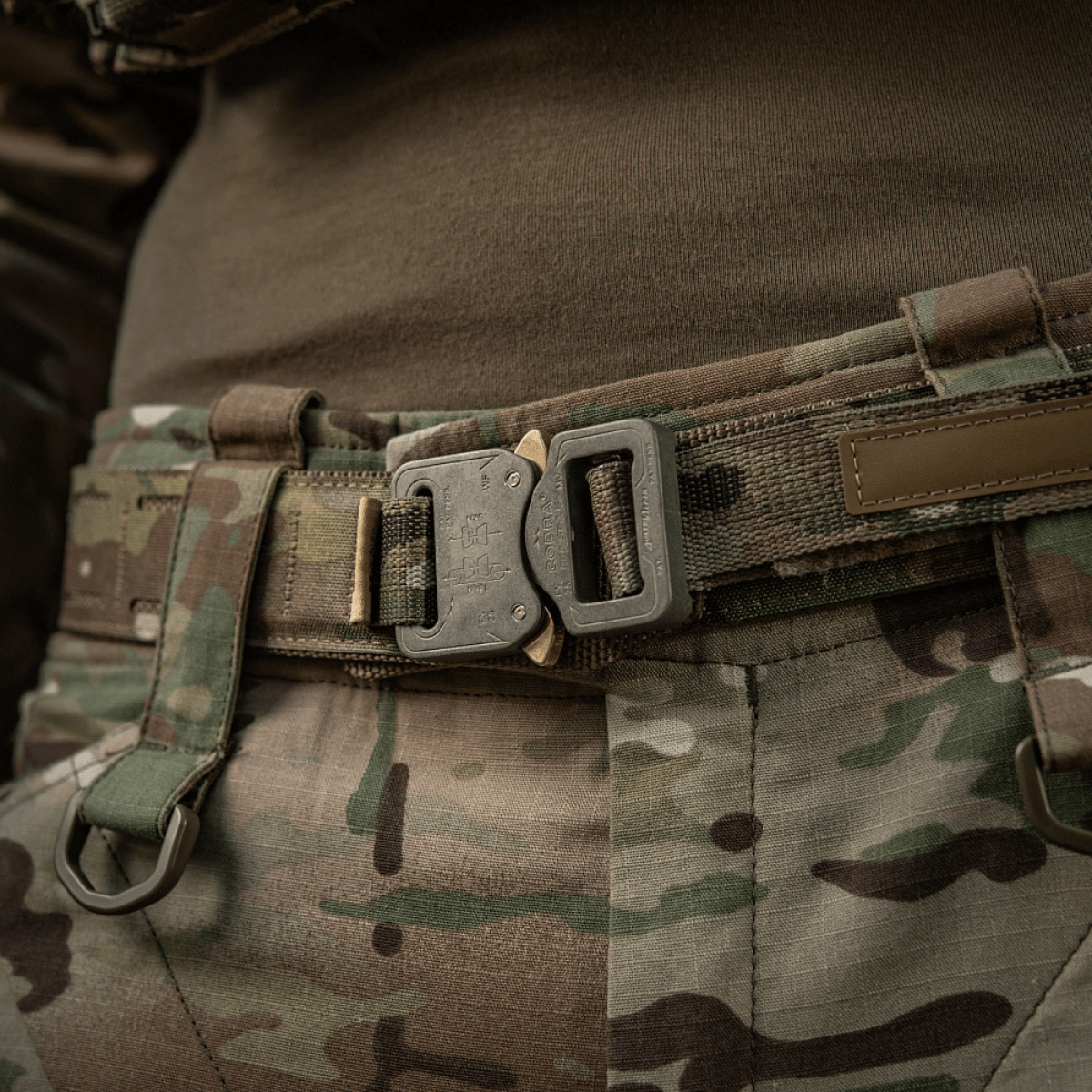 M-Tac Cobra Buckle Taktisk Bælte Laser Cut set på camouflageuniform, ideelt til militær og politi.