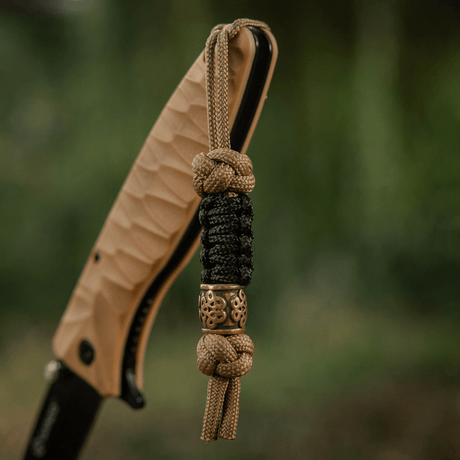 M-Tac Lanyard Scandinavian Small Chinese Knot med dekorativ perle og paracord på kniv, stilfuldt tilbehør til udstyr.