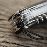 M-Tac Knife Lanyard Helix Skull på en lommekniv, flettet paracord giver stil og karakter, nemt at trække kniven op af lommen.