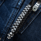 M-Tac Knife Lanyard Cuboid Skull med paracord og dekorativ kranieperle på en lynlåsbaggrund, stilfuldt og praktisk tilbehør.