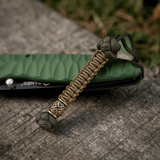 M-Tac Knife Lanyard Celtic på en kniv, dekorativ flette i paracord til praktisk brug og personlig stil.