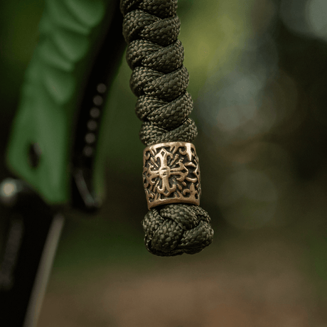 M-Tac Viper Lanyard Scandinavian med flettede paracord i gråt med en dekorativ Viper-perle i nærbillede, der fremhæver holdbarhed og stil.