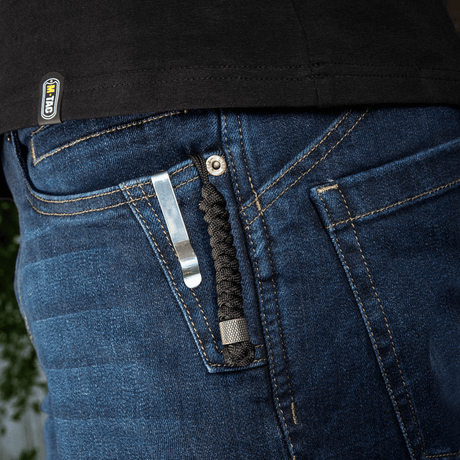 M-Tac Viper Lanyard Stainless Steel i jeanslomme med paracord og rustfri stål Viper-perle, til hurtig adgang til kniv.