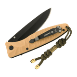 M-Tac Zeus Lanyard i flettet paracord på en foldekniv, stilfuldt og praktisk tilbehør, der fremhæver værktøjet og giver hurtig adgang.