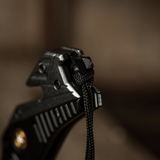 Detaljebillede af M-Tac Zeus Lanyard, flettet med paracord for hurtig adgang og stilfuldt design, knyttet til knivhåndtag.