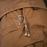 M-Tac Zeus Stainless Steel Lanyard på en paracord-flettet knivclips, hurtig adgang, dekorativ og funktionel.