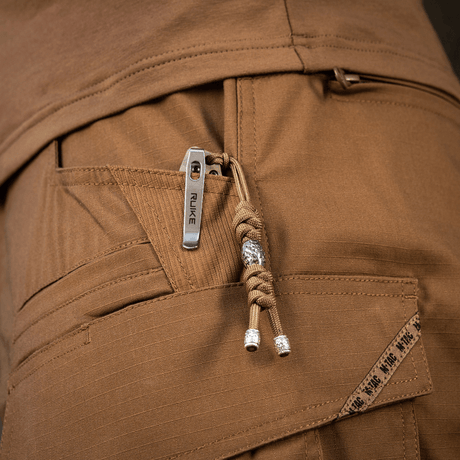 M-Tac Zeus Stainless Steel Lanyard på en paracord-flettet knivclips, hurtig adgang, dekorativ og funktionel.