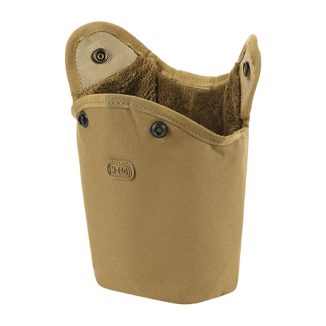 M-Tac Flaskeholder MOLLE i slidstærkt polyester med PVC-belægning og drænhul, ideel til udendørs brug og nem montering på MOLLE-udstyr.