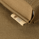 Detalje af M-Tac Gasdåseholder Vertikal med MIL-SPEC strop i brun stofmateriale og mærket logo.