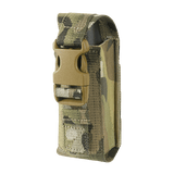 M-Tac Gasdåseholder Vertikal i camouflage med MIL-SPEC strop og Woojin-lås til sikker montering på bælte eller udstyr via MOLLE-system.