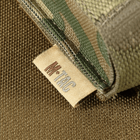 M-Tac Gasdåseholder Vertikal med MIL-SPEC strop og Woojin-lås i camouflage-design, set mod en struktureret baggrund.