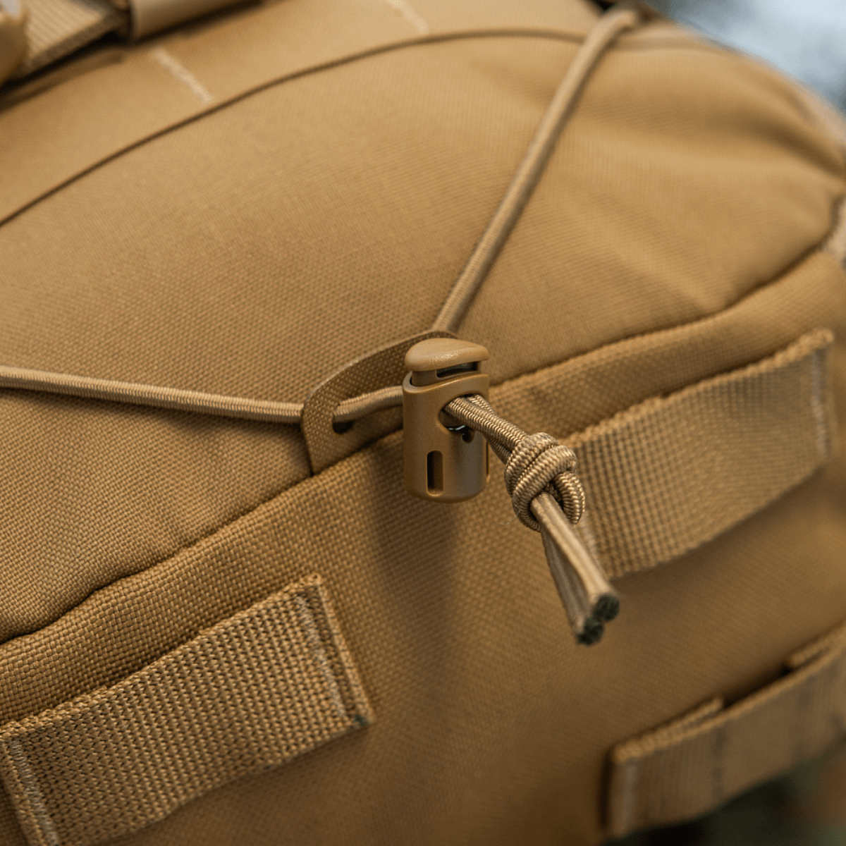 M-Tac Rygsæk Sturm Elite Gen.II nærbillede af elastisk snøring og stropper, fremstillet i holdbart Cordura materiale.