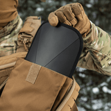 Soldat med M-Tac Rygsæk Sturm Elite Gen.II viser rygsækkens indvendige rum, der er designet til selvforsynende feltture.