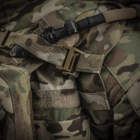 M-Tac Rygsæk Sturm Elite Gen.II med drikkesystem og camouflage mønster, vist nærbillede af spænde og hydreringsslange.