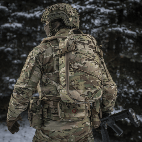 Soldat iført M-Tac Rygsæk Sturm Elite Gen.II i sneklædt skov med MOLLE Laser Cut system og elastisk snøring til udstyr