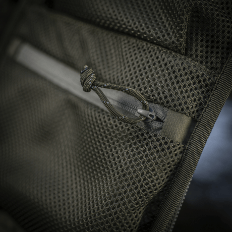 Detalje af M-Tac Rygsæk Sturm Elite Gen.II med netlommer til EDC-udstyr og robust Cordura materiale, ideel til raid-brug.