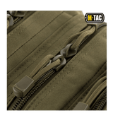 Nærbillede af lynlåse på M-Tac Assault Pack med MOLLE-system og polstrede skulderremme.