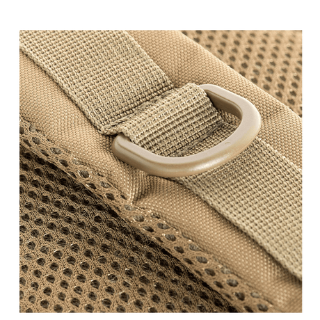 Nærbillede af M-Tac Assault Pack bryder med justerbare stropper og netstof for komfort.