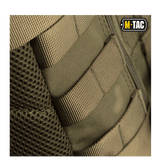 Detalje af M-Tac Assault Pack med MOLLE-fastgørelsessystem og polstrede skulderremme til behagelig bæring.