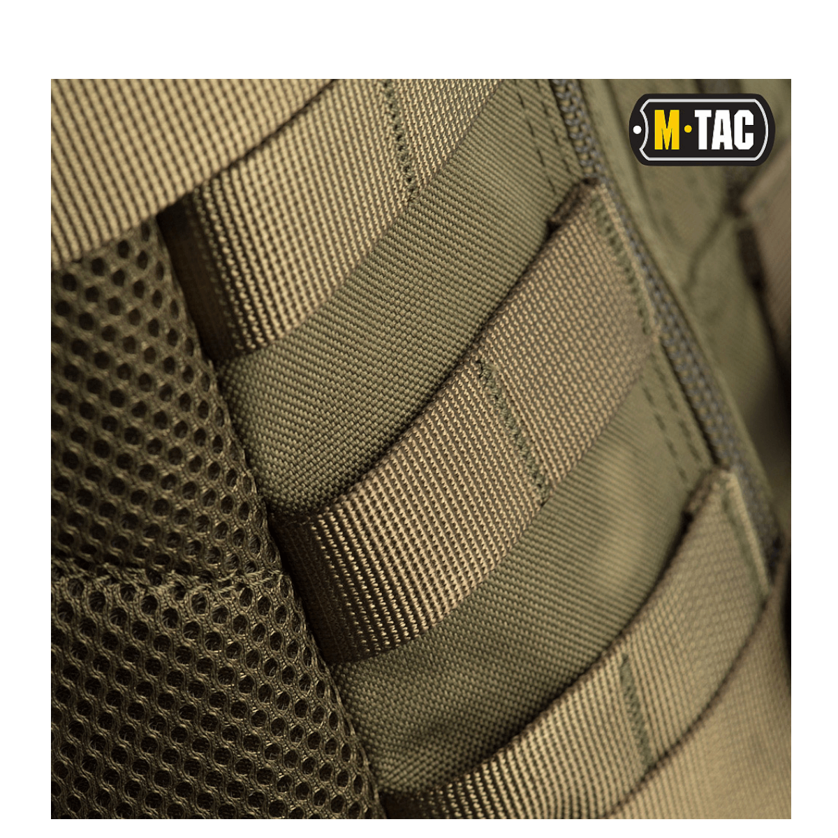 Detalje af M-Tac Assault Pack med MOLLE-fastgørelsessystem og polstrede skulderremme til behagelig bæring.