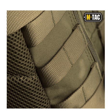 Detalje af M-Tac Assault Pack med MOLLE-fastgørelsessystem og polstrede skulderremme til behagelig bæring.