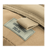 M-Tac Assault Pack med MOLLE-system og polstrede skulderremme, nærbillede af etiket på den beige rygsæk.