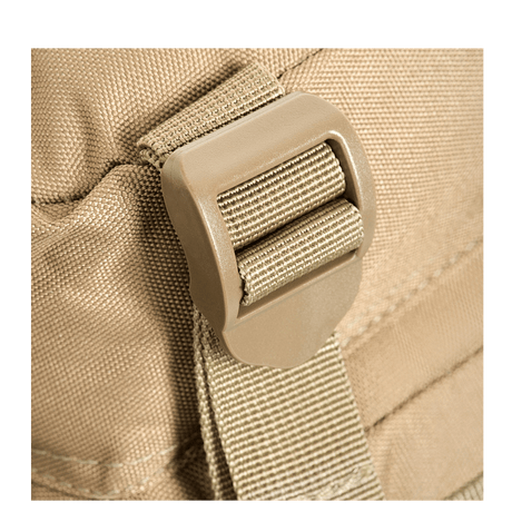 Nærbillede af M-Tac Assault Pack kvadratisk plasticspænde og rem i lys brun farve, robust design og kvalitetssyning.