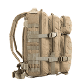 M-Tac Assault Pack med MOLLE-system, brun farve, set fra siden, med justerbare, polstrede skulderremme, ideel til by og vandreture.