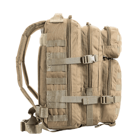 M-Tac Assault Pack med MOLLE-system, brun farve, set fra siden, med justerbare, polstrede skulderremme, ideel til by og vandreture.