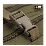 Nærbillede af spændesystemet på M-Tac Assault Pack, der fremhæver den robuste konstruktion og MOLLE-kompatibilitet.