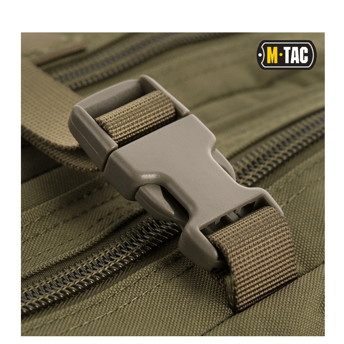 Nærbillede af spændesystemet på M-Tac Assault Pack, der fremhæver den robuste konstruktion og MOLLE-kompatibilitet.