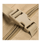 Nærbillede af spænde og lynlås på M-Tac Assault Pack med robust MOLLE-system for ekstra holdbarhed.