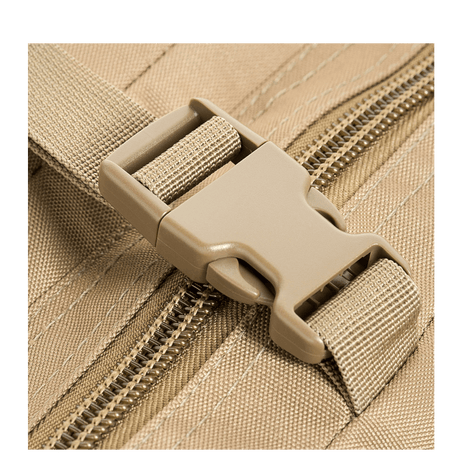 Nærbillede af spænde og lynlås på M-Tac Assault Pack med robust MOLLE-system for ekstra holdbarhed.