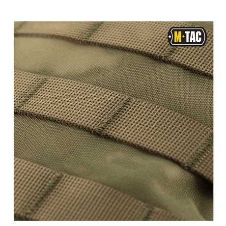 M-Tac Assault Pack med MOLLE-system i khaki stof, close-up perspektiv