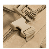 Lukning af M-Tac Assault Pack med MOLLE-system i detaljer, viser lynlås og spænde på den robuste byrygsæk