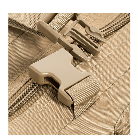 Lukning af M-Tac Assault Pack med MOLLE-system i detaljer, viser lynlås og spænde på den robuste byrygsæk