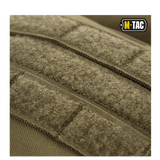 M-Tac Assault Pack med MOLLE-system, nærbillede af holdbare materialer og velcro-detaljer. Rygsæk til bybrug eller korte ture.