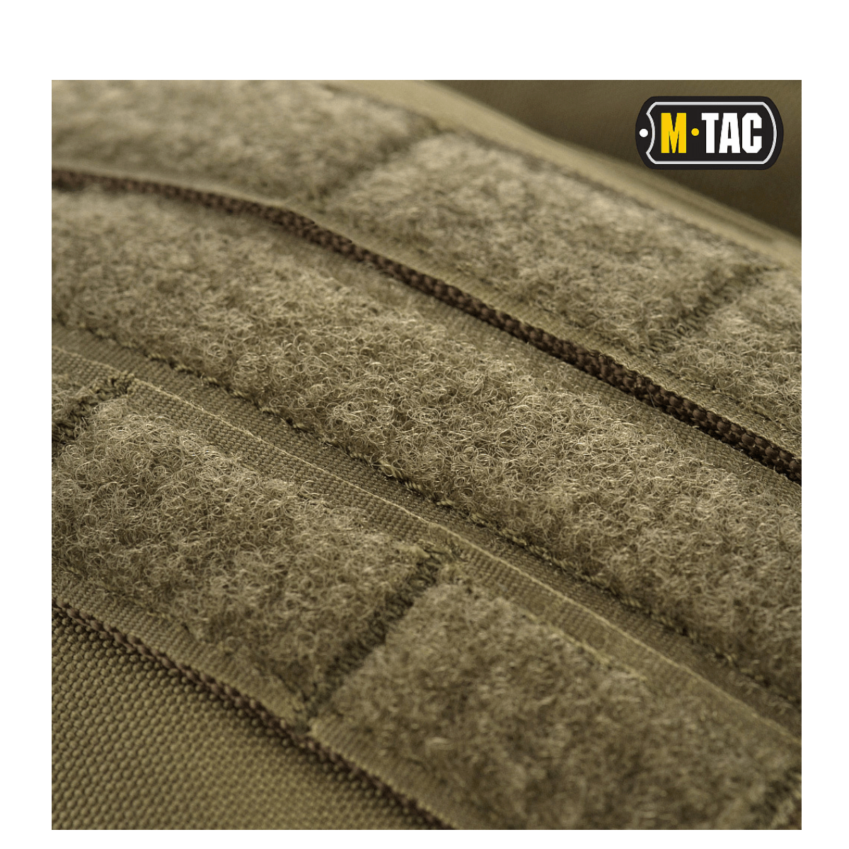 M-Tac Assault Pack med MOLLE-system, nærbillede af holdbare materialer og velcro-detaljer. Rygsæk til bybrug eller korte ture.