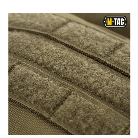 M-Tac Assault Pack med MOLLE-system, nærbillede af holdbare materialer og velcro-detaljer. Rygsæk til bybrug eller korte ture.