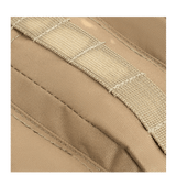 Nærbillede af M-Tac Assault Pack med MOLLE-fastgørelsessystem, viser stærkt stof og holdbare syninger. Perfekt til byrygsæk eller vandretur.